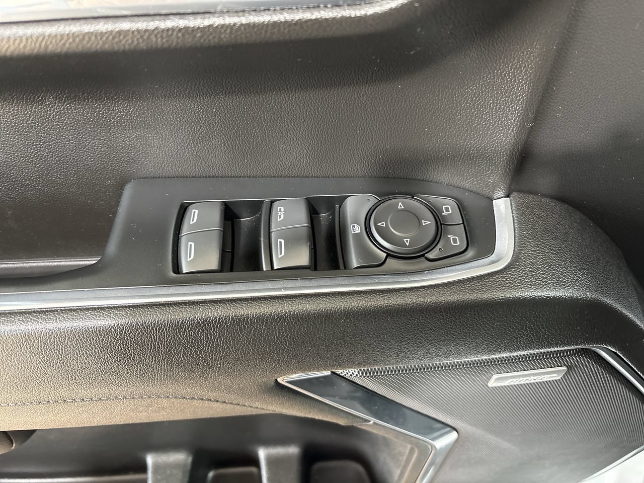 Used 2024 Summit White GMC Elevation image 13