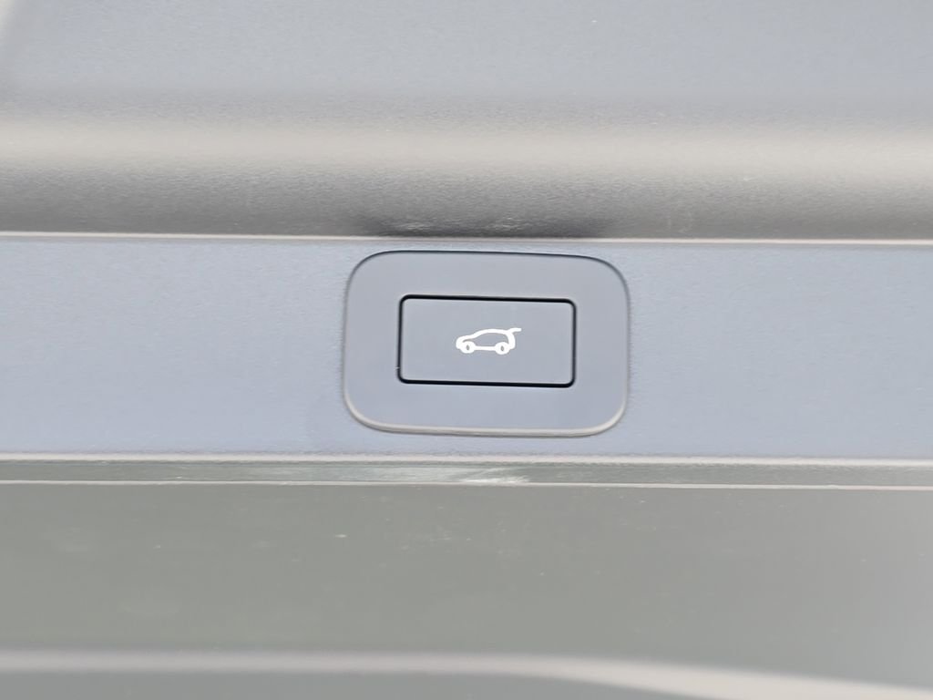 New 2025 Icy White Satin Land Rover SV LWB image 13