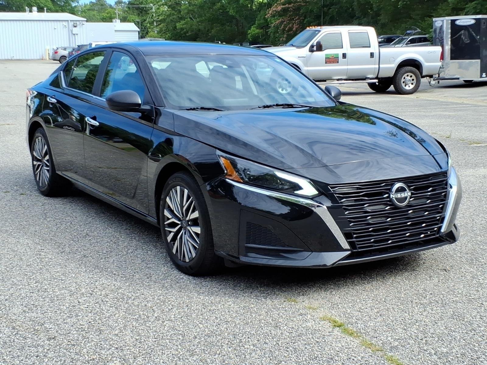 Used 2025 Super Black Nissan SV image 5