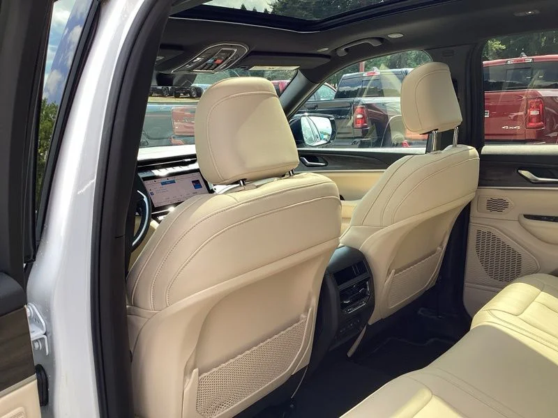 New 2026 Bright White Clear-Coat Exterior Paint Jeep Limited image 22
