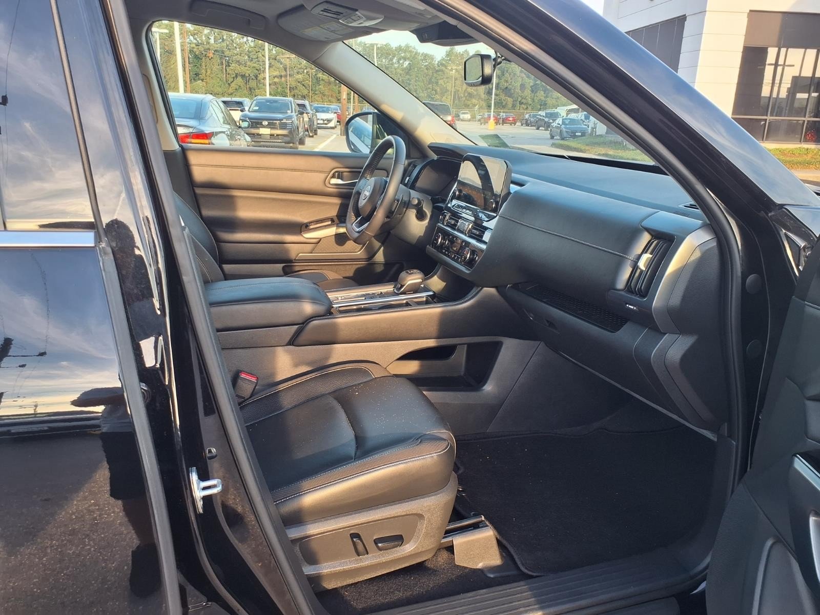 2022 Nissan Pathfinder SL Black at Robbins Nissan