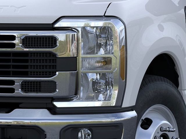 New 2025 Oxford White Ford F-350® XL image 18