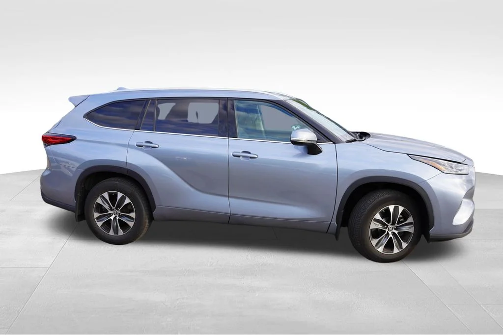 Used 2021  Toyota XLE image 2