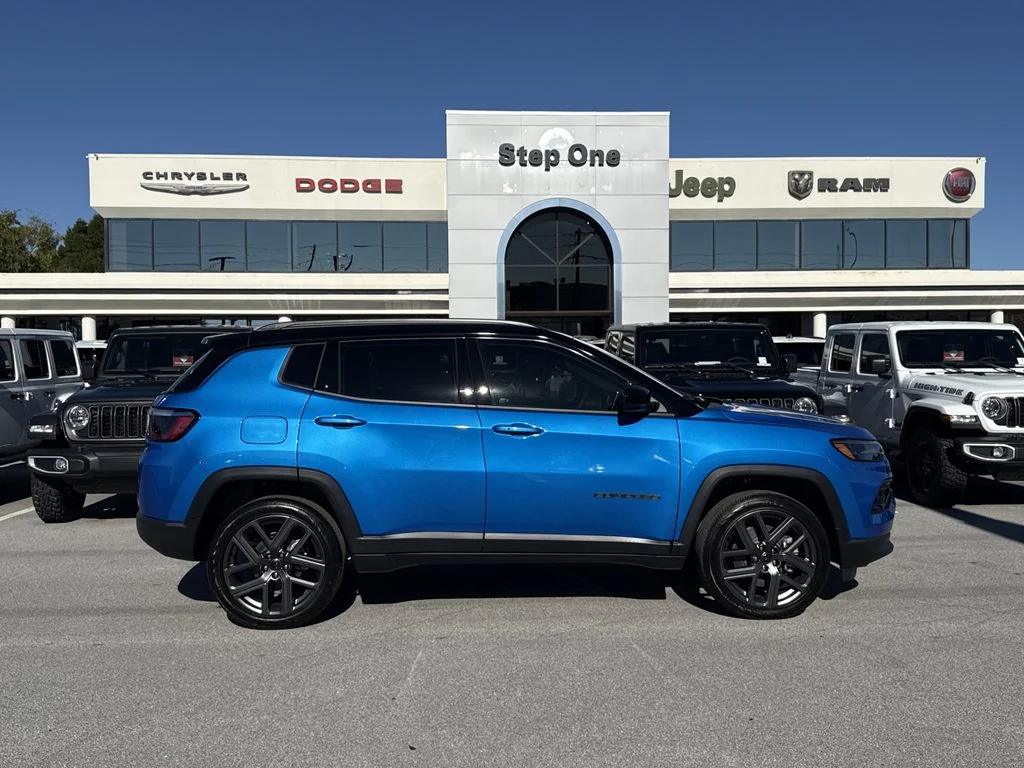 New 2026 Hydro Blue Pearl-Coat Exterior Paint Jeep Limited image 5