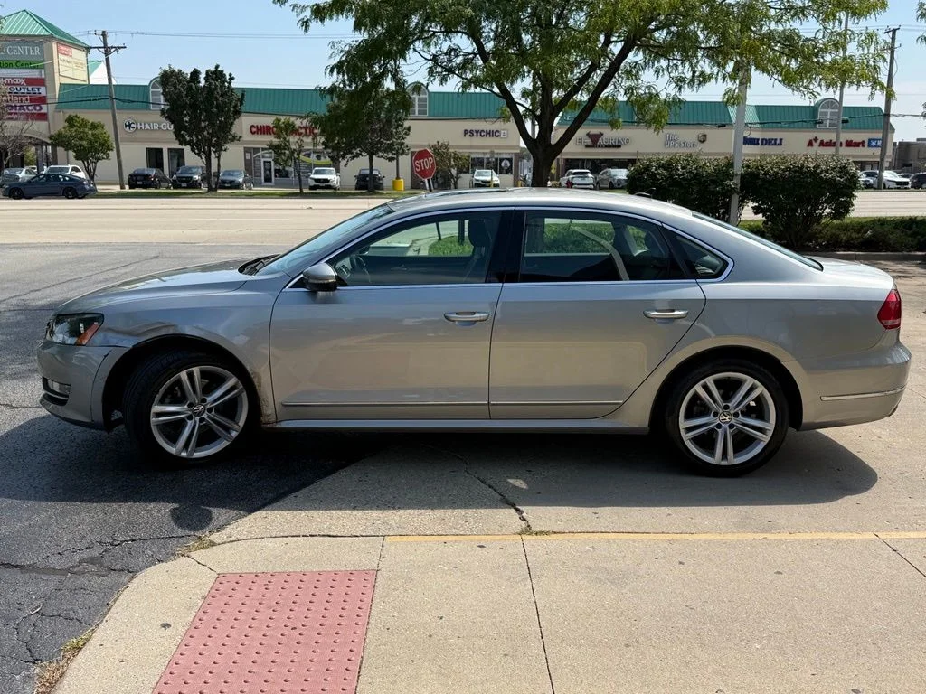 Used 2012 Gray Volkswagen V6 SEL Premium image 4