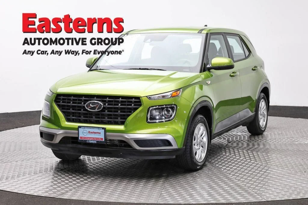 Used 2022 Green Hyundai SE image 1