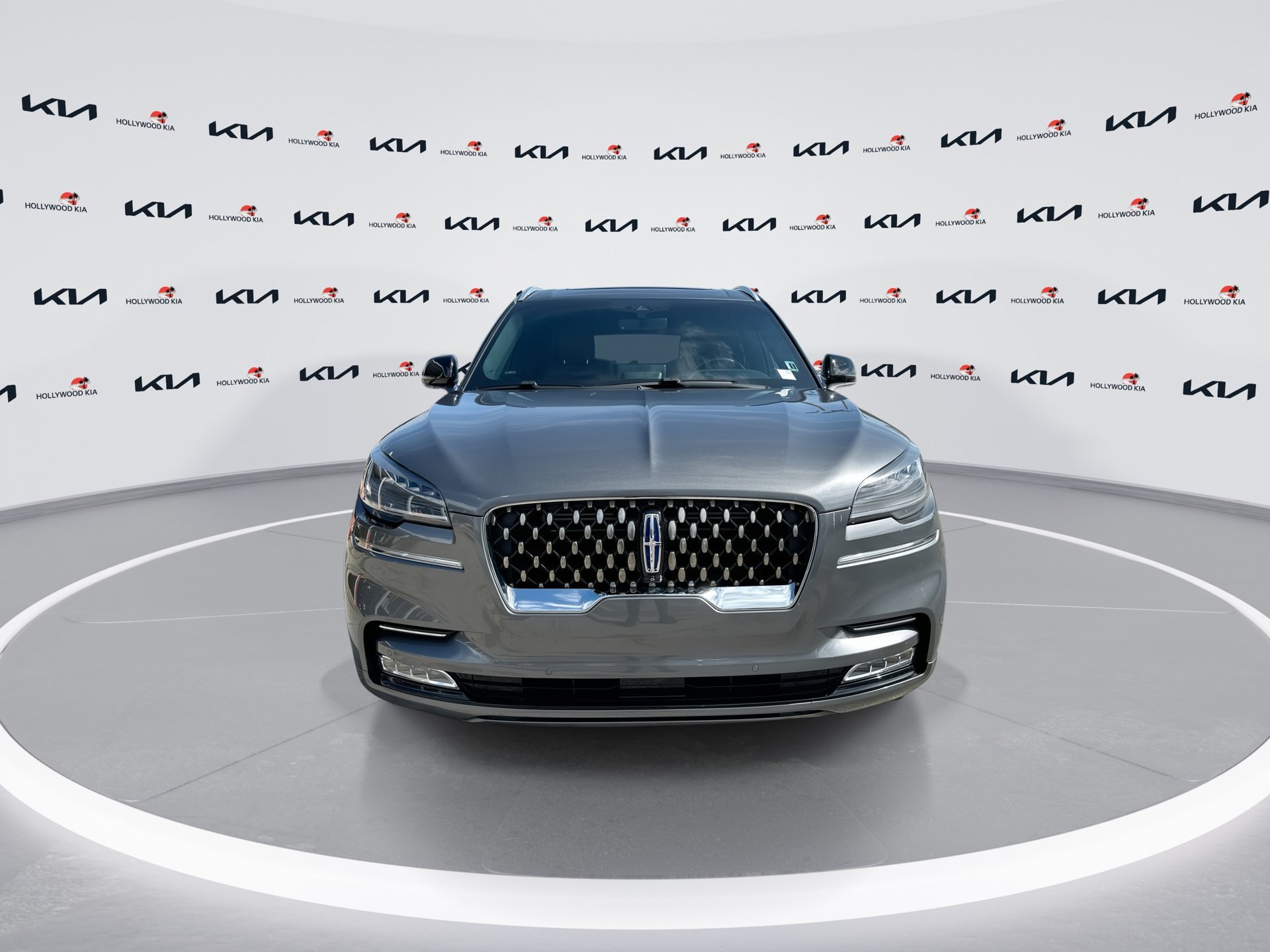 Used 2022 Gray Metallic Lincoln Grand Touring image 3