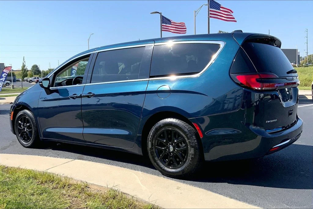 Used 2023 Chrysler Pacifica Touring L with VIN 2C4RC1BG8PR628189 for sale in Kansas City