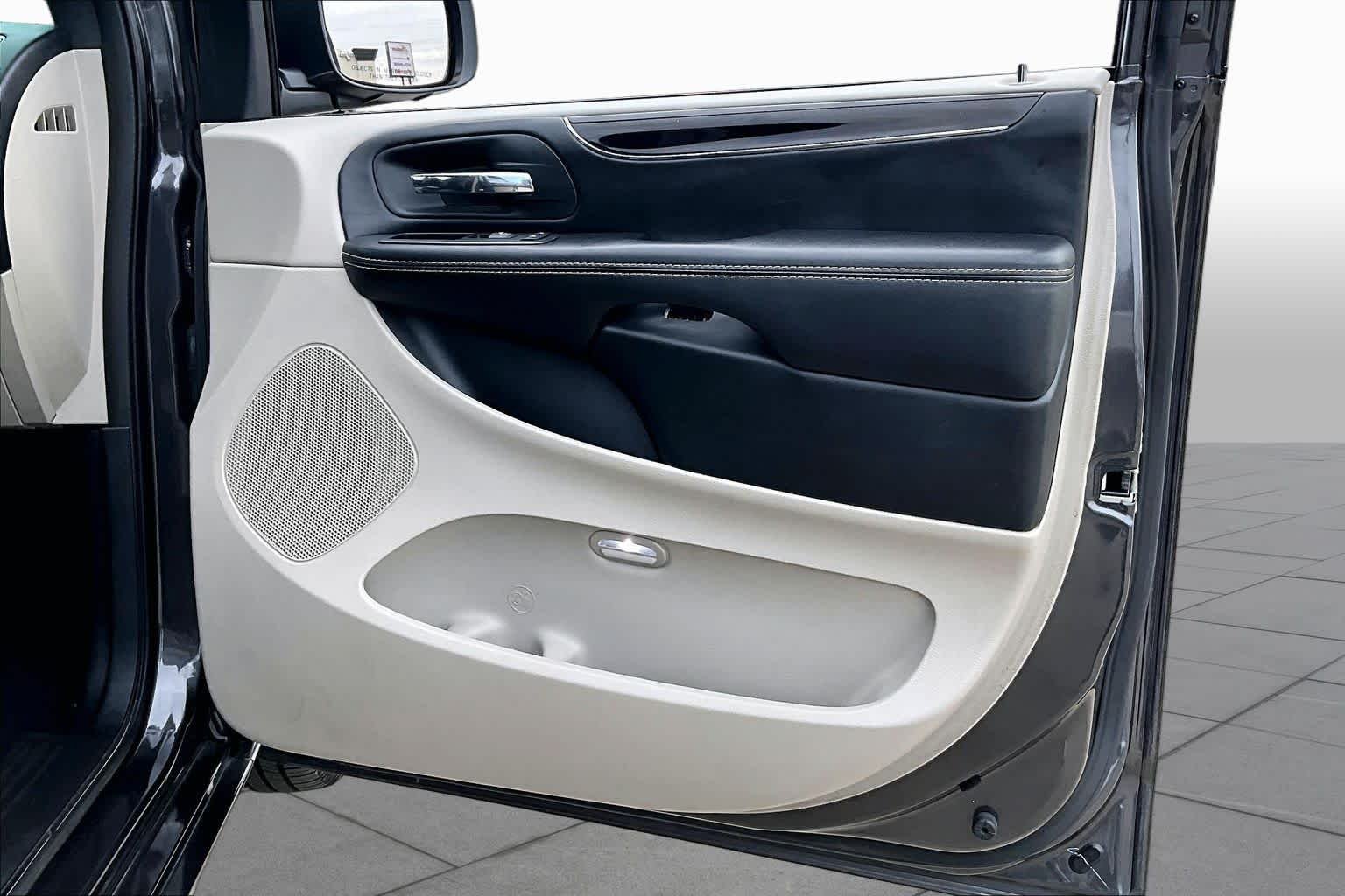 Used 2020 Granite Pearlcoat Dodge SXT image 23