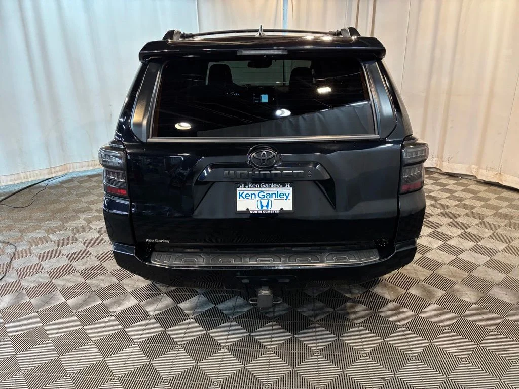 Used 2020 Midnight Black Metallic Toyota Venture image 5