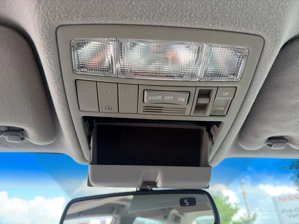 Used 2009 White Toyota XLE image 37
