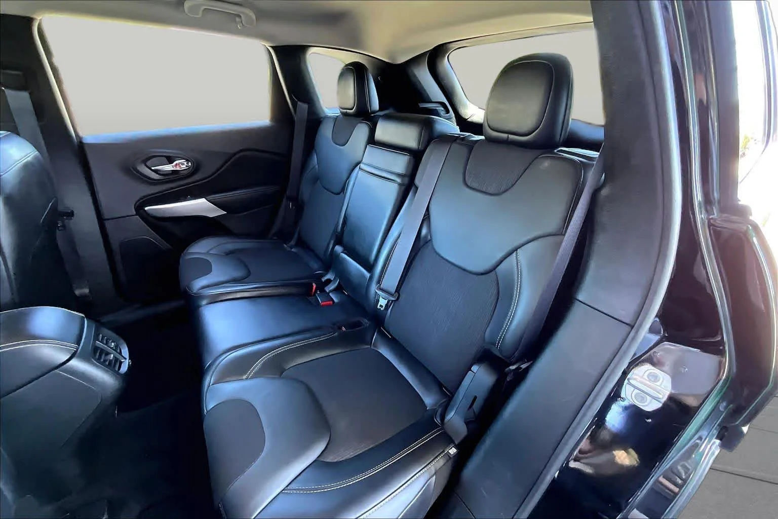 Used 2018 Diamond Black Crystal Pearlcoat Jeep Latitude Plus image 21