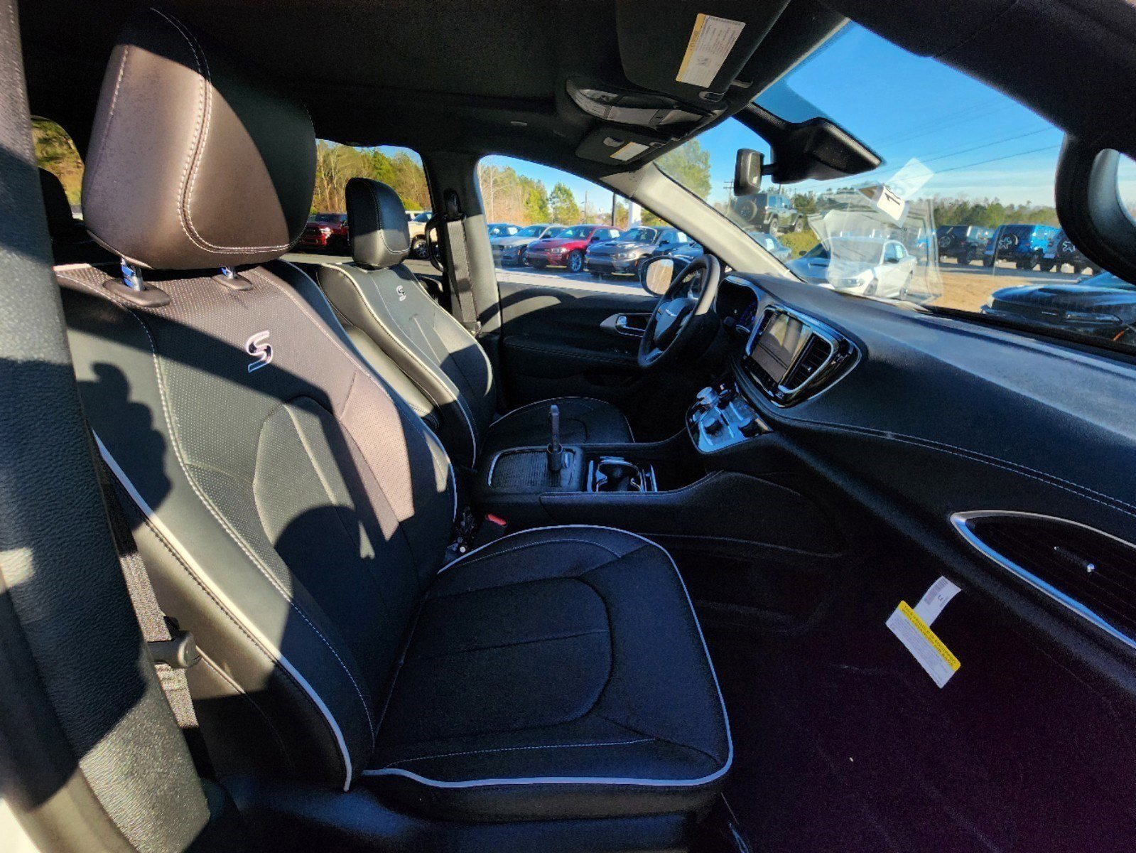 2024 Chrysler Pacifica Limited photo 4