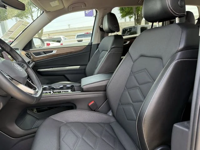 Used 2024 Silver Volkswagen 2.0T SE w/Technology image 21