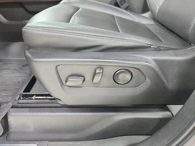 Used 2023 White GMC SLT image 20