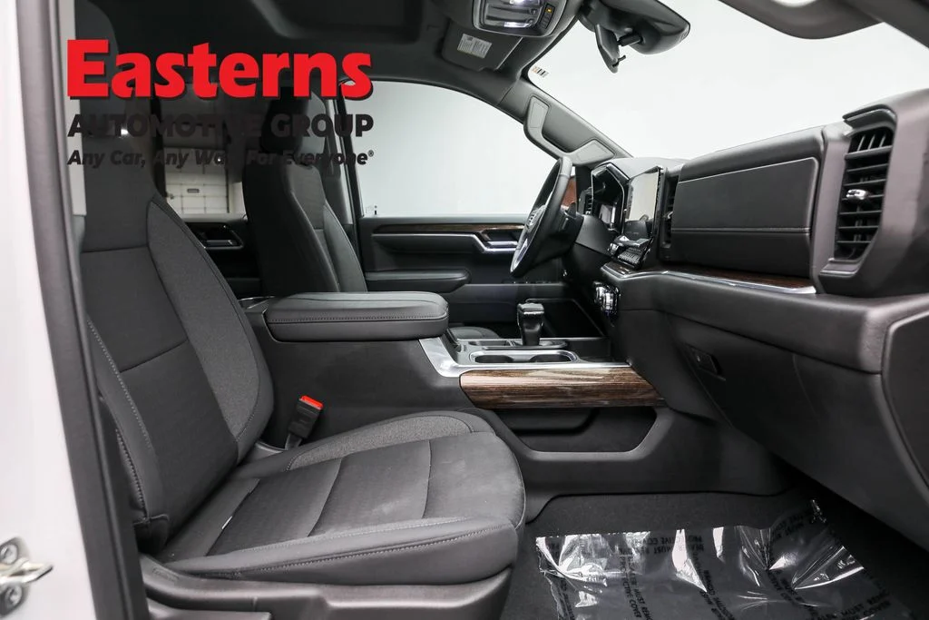 Used 2025 White GMC Elevation image 22