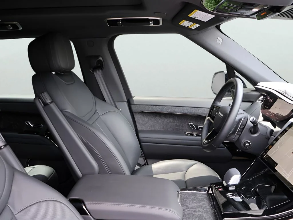 Certified Used 2025 Fuji White Land Rover Dynamic SE image 9
