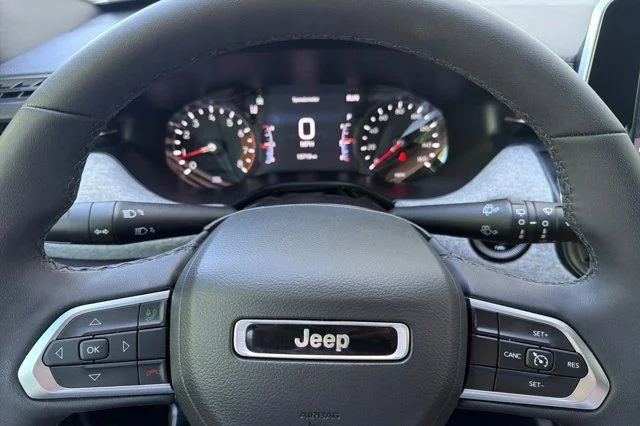 Used 2025 White Jeep Latitude image 23