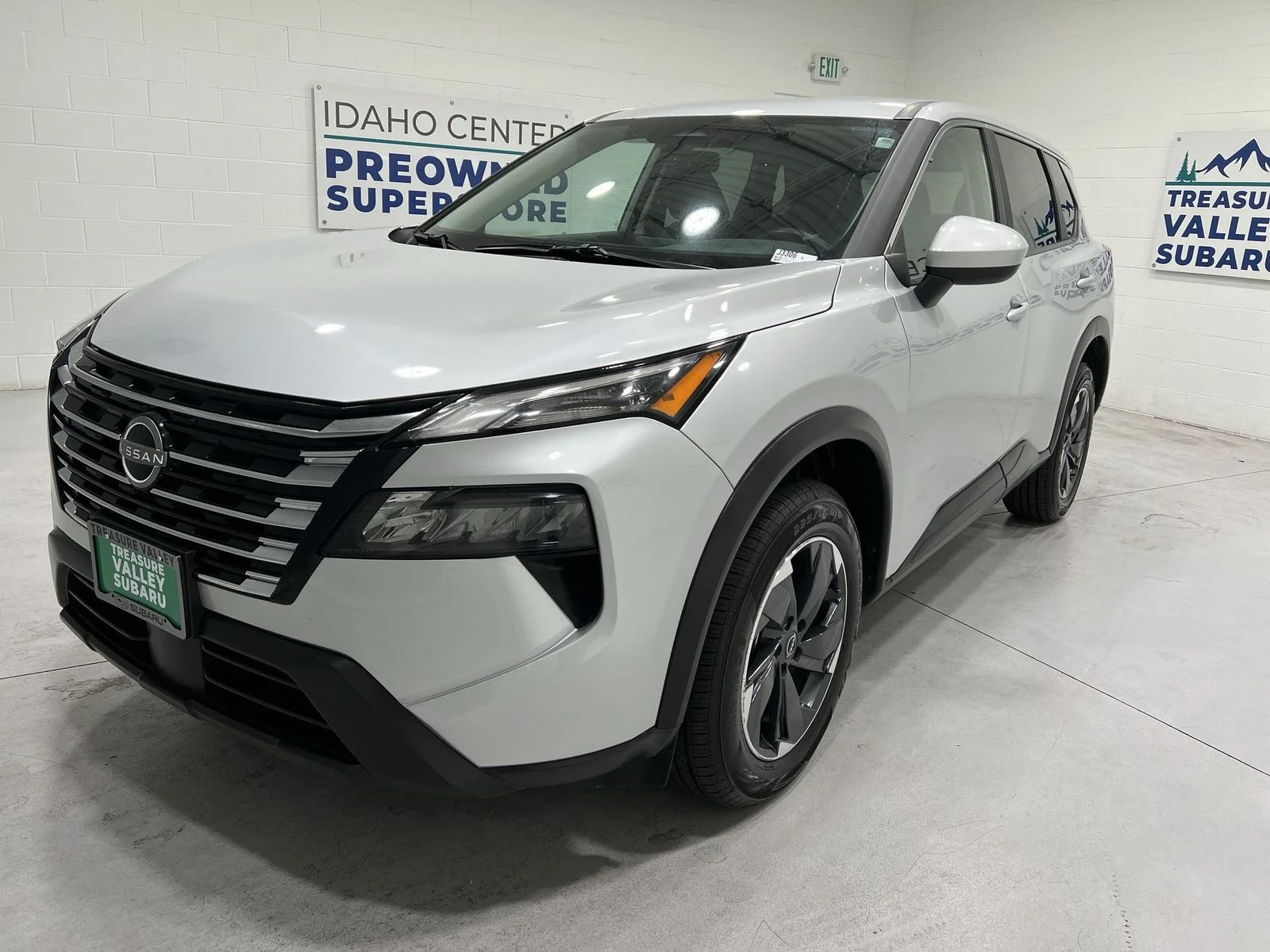 Used 2025 Silver Nissan SV image 4