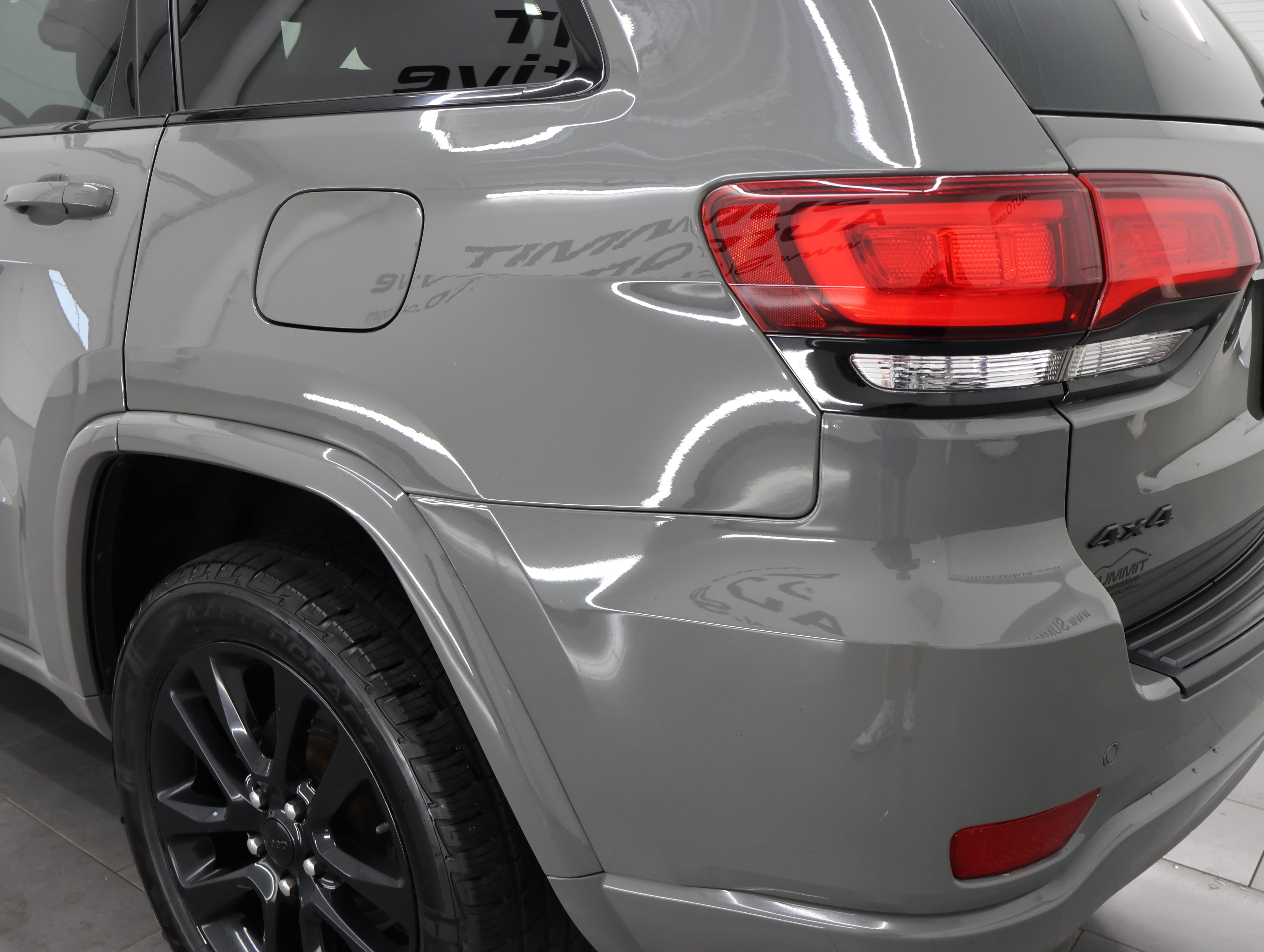Used 2020 Sting-Gray Clearcoat Jeep 4x4 Altitude: ALTITUDE-4WD-NAV-MOON-HEATED SEATS-BACKUP CAM-1 OWNER image 32
