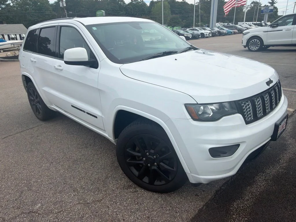 Used 2018 White/off-white Jeep Altitude image 1