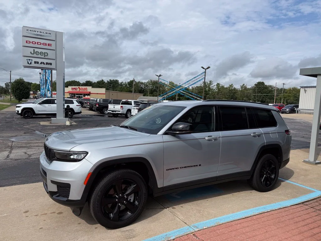 Used 2023 Silver Jeep Altitude image 3
