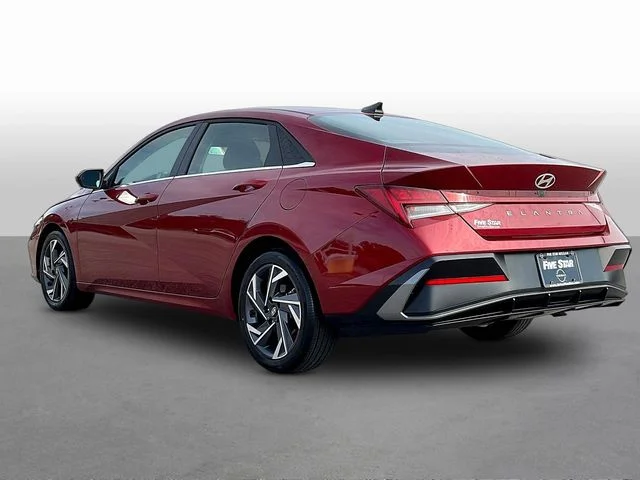 Used 2025 Red Hyundai SEL Convenience image 5