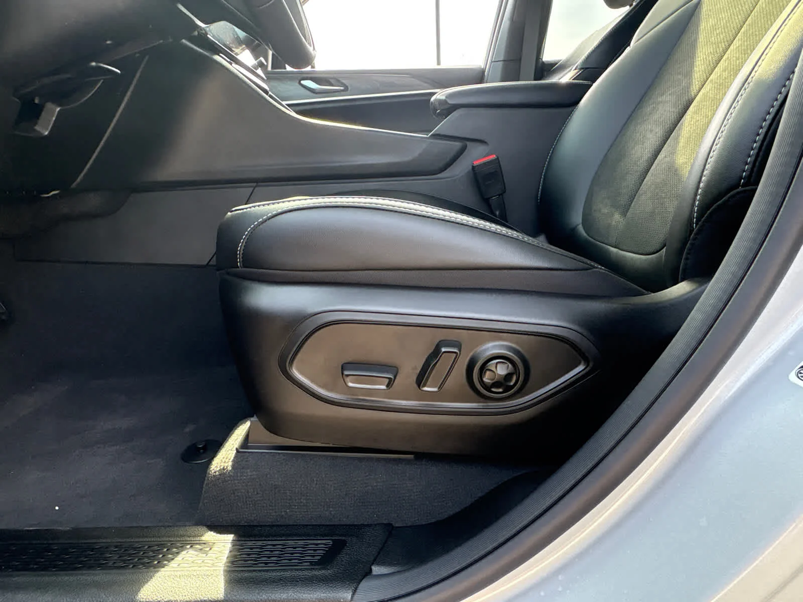 New 2026 Silver Zynith Jeep Laredo Altitude image 19