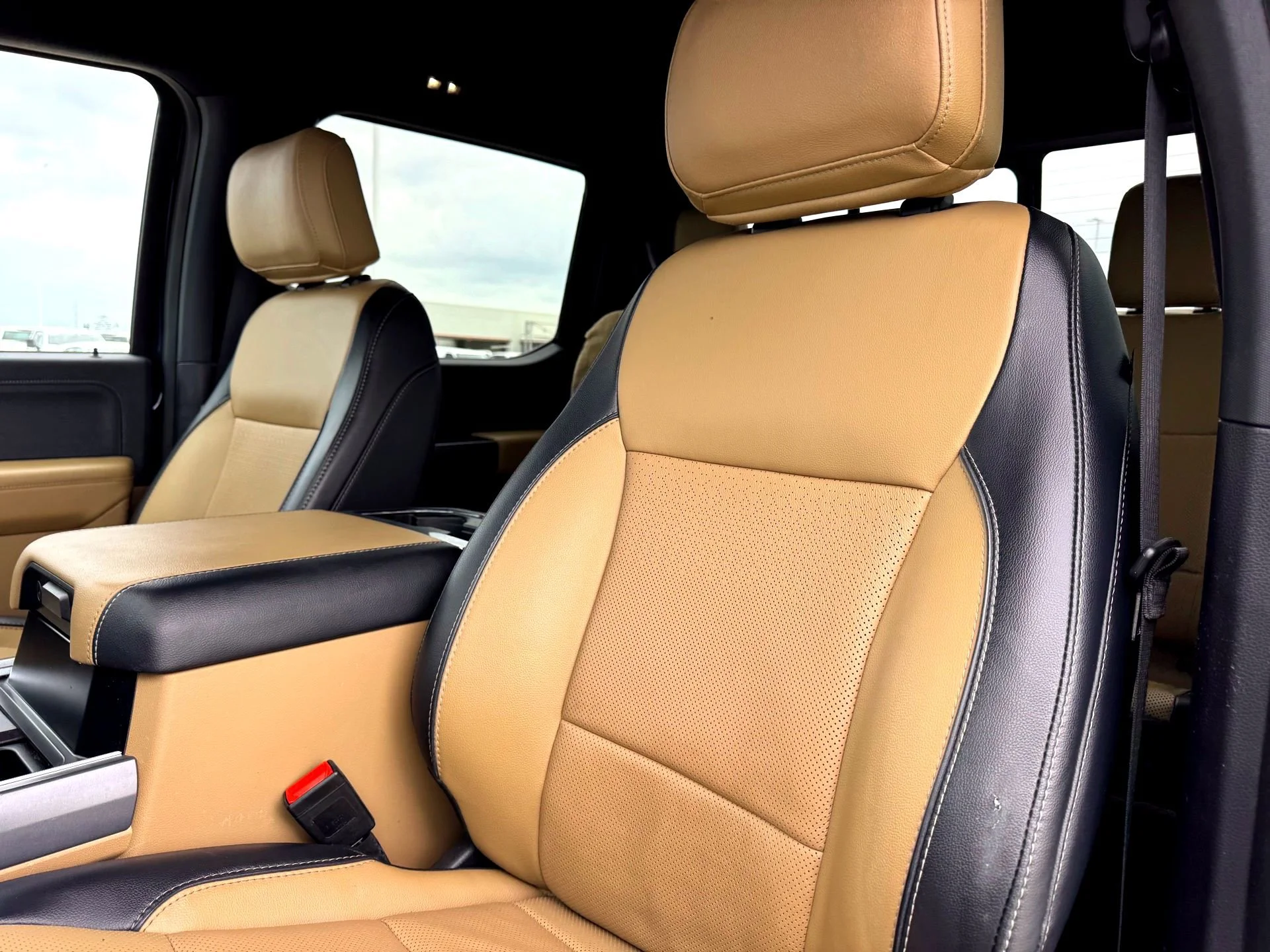 Used 2024  Ford Lariat image 13