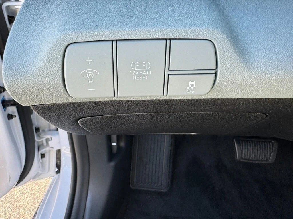 2025 Hyundai Elantra Limited - Photo 18