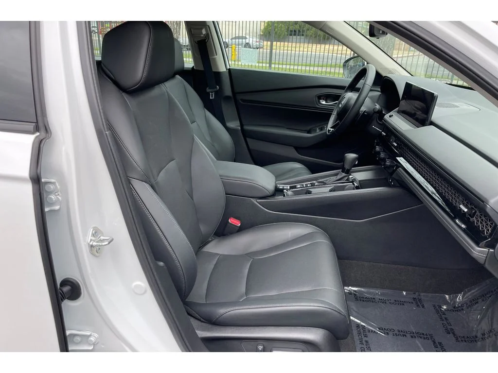 Used 2025 Platinum White Pearl Honda EX-L image 17