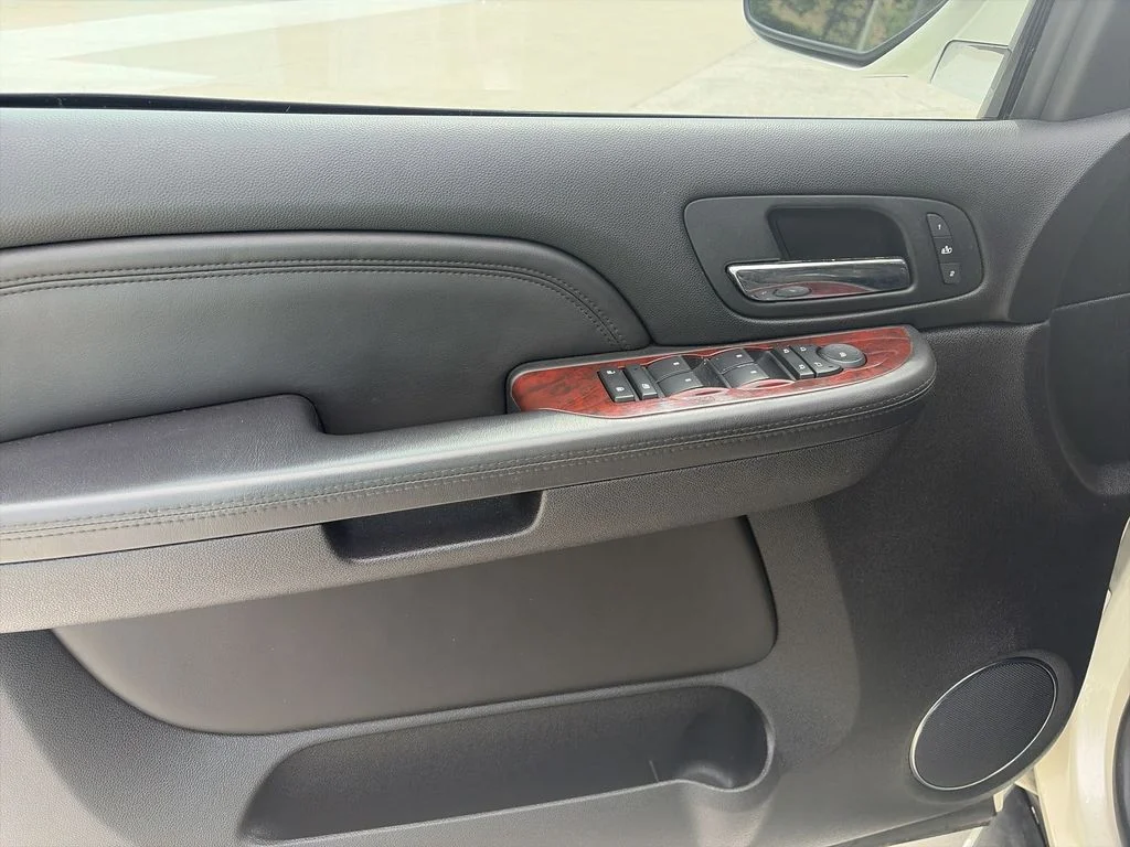 Used 2007 White Cadillac Base image 13