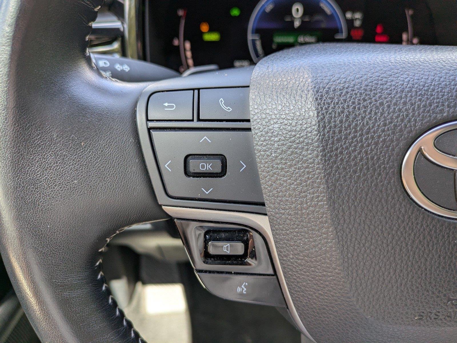 Used 2025  Toyota SE image 22