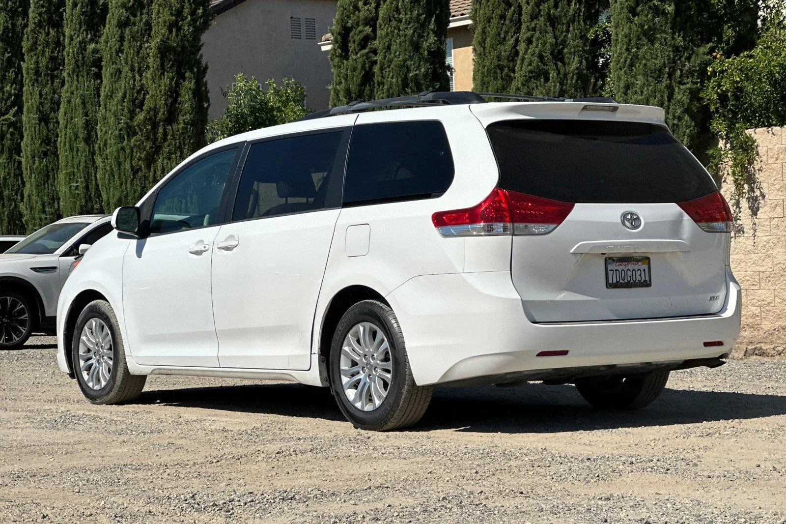 Used 2014 Super White Toyota XLE 8-Passenger image 6