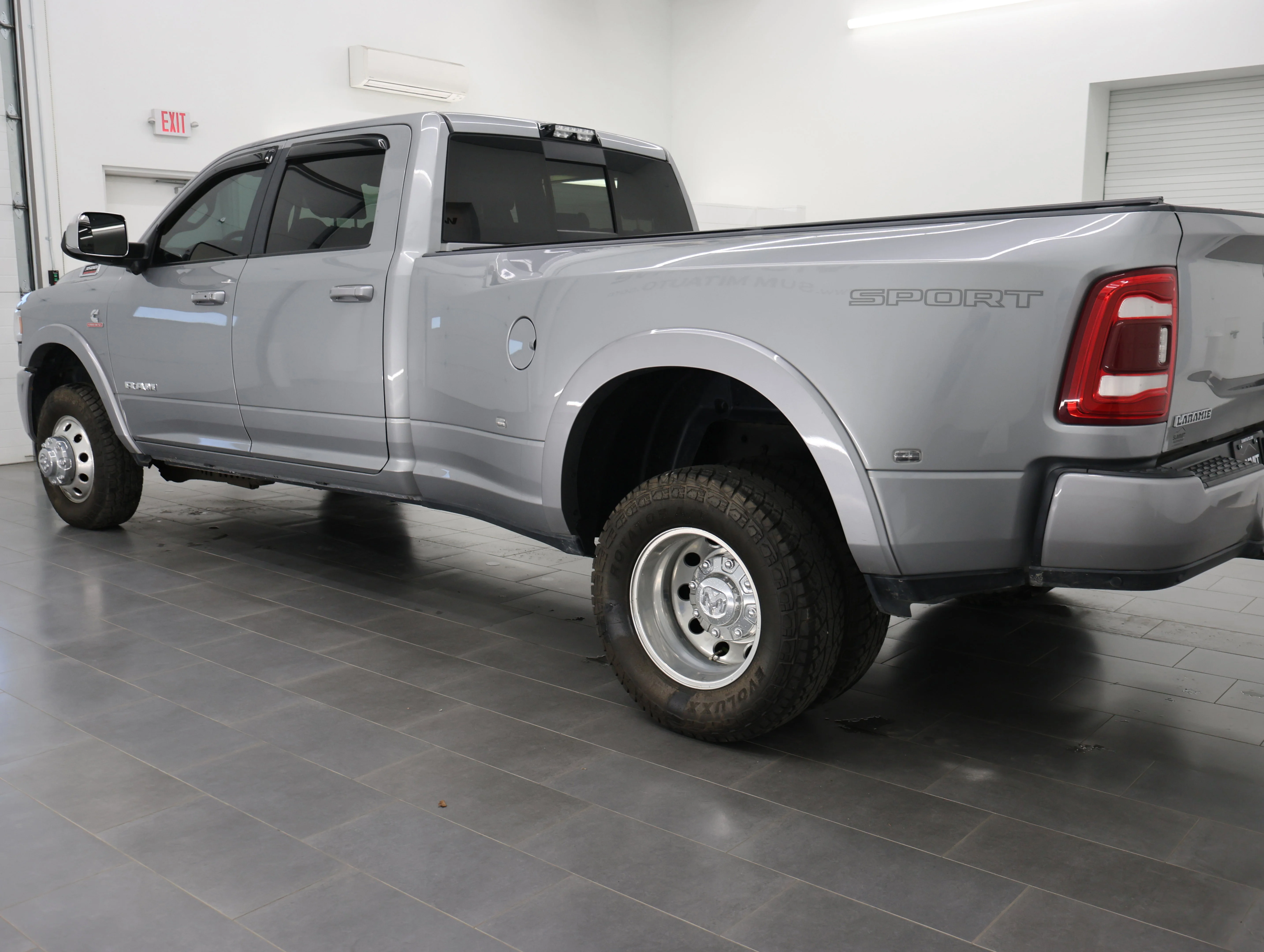 Used 2020 Billet Silver Metallic Clearcoat Ram Laramie image 5