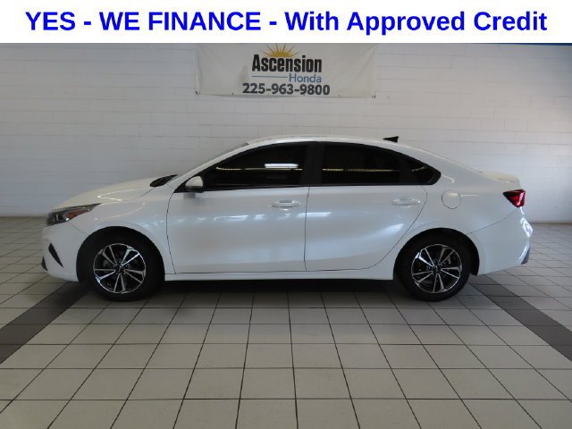 Used 2023 Snow White Pearl Kia LXS image 3