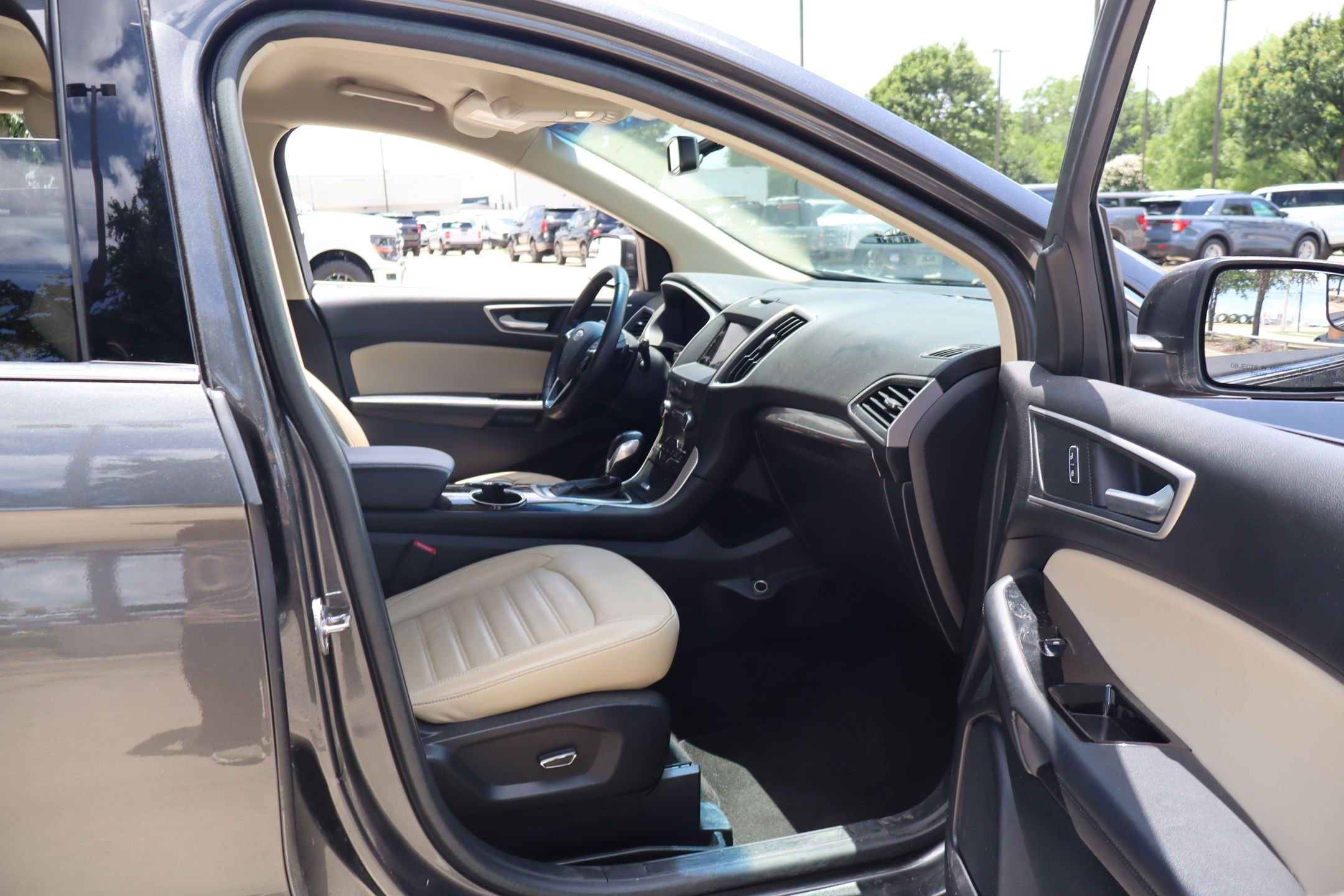 Used 2018 Gray Ford SEL image 27