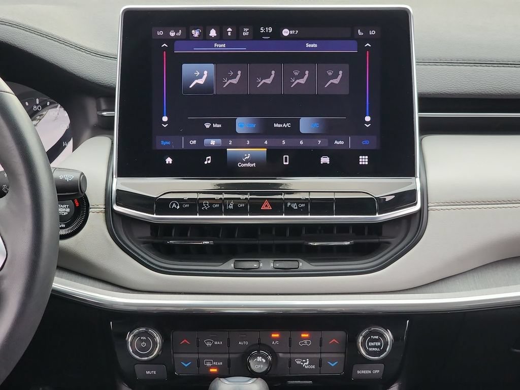 Used 2023  Jeep Limited image 17