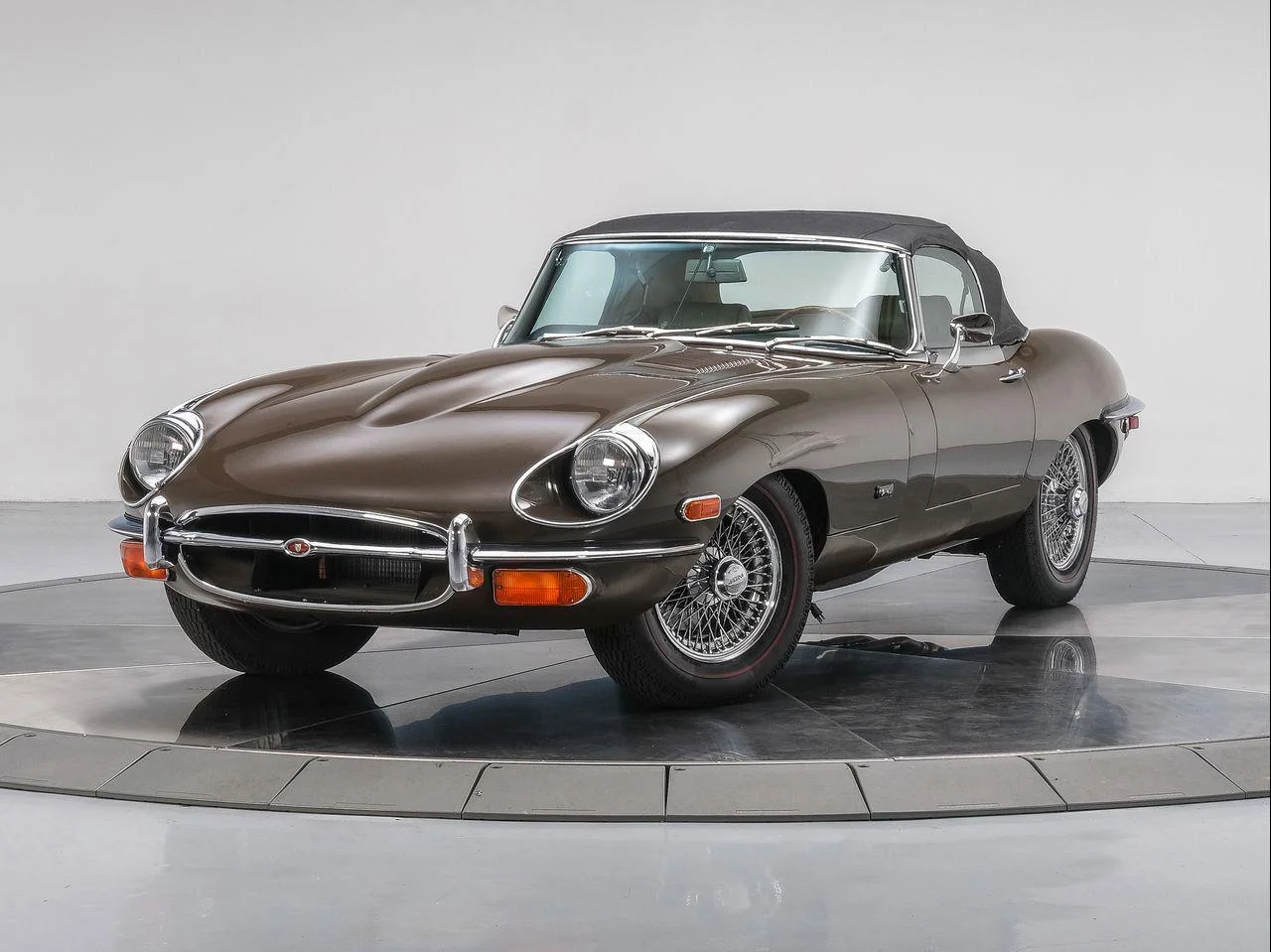 Used 1971  Jaguar Series II image 1