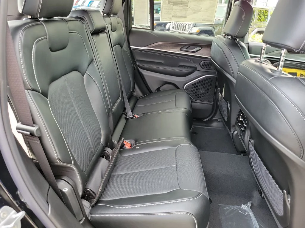New 2026 Diamond Black Crystal Pearl-Coat Exterior Paint Jeep Limited Reserve image 15