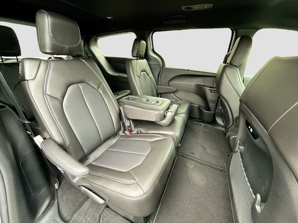 New 2027 Bright White Clearcoat Chrysler Select image 30