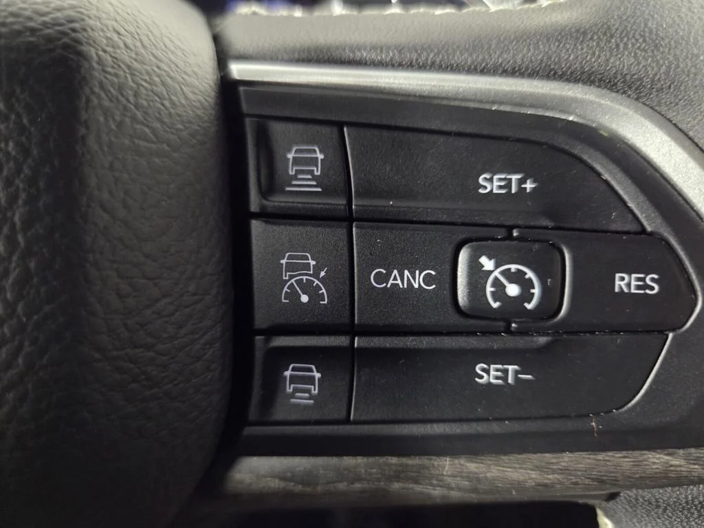 Used 2025 Baltic Gray Metallic Clearcoat Jeep Limited image 20