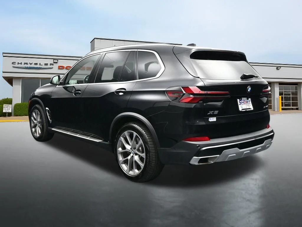 Used 2026 Black BMW sDrive40i image 3