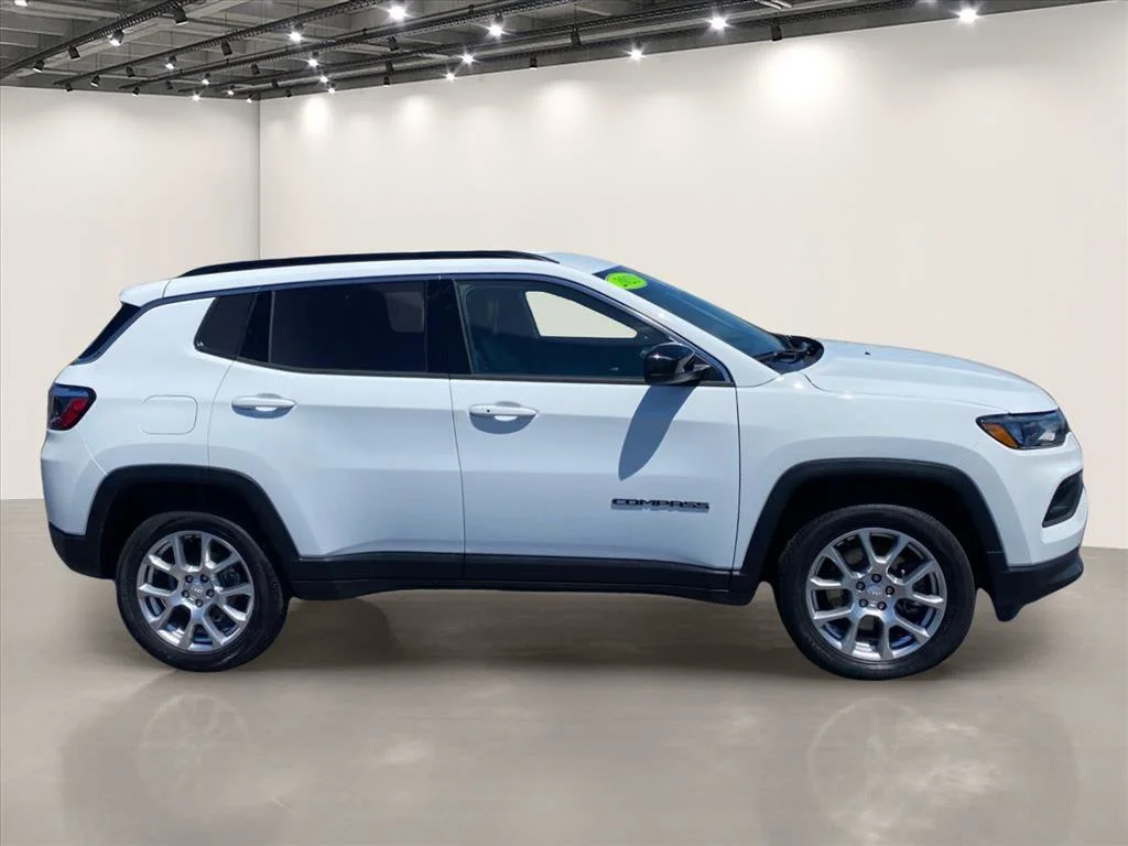 Used 2023 Bright White Clearcoat Jeep Latitude Lux image 8