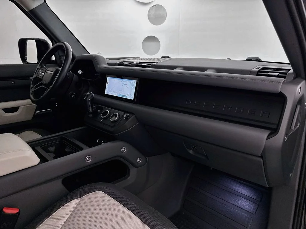 Used 2024 Black Land Rover X-Dynamic SE image 30