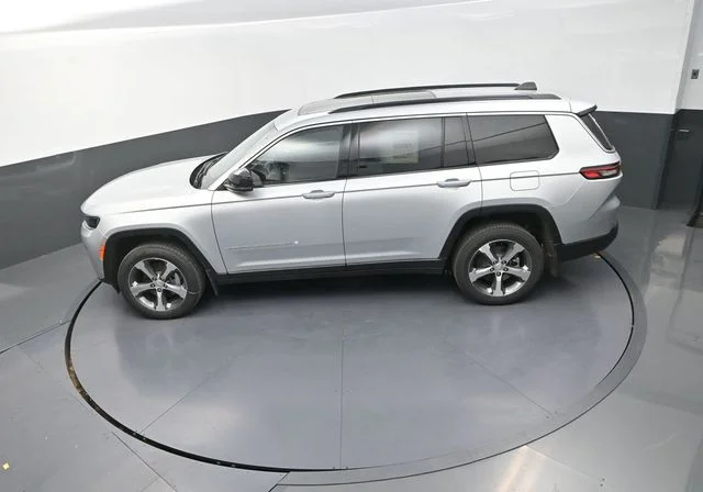 New 2026 Silver Zynith Exterior Paint Jeep Limited image 14