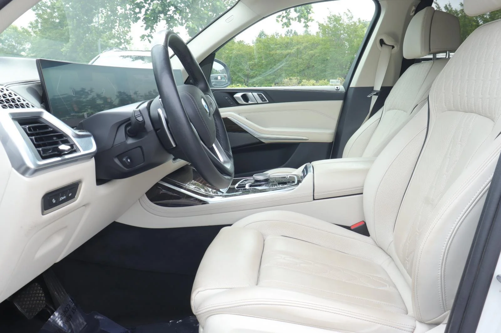 Certified Used 2024 Mineral White Metallic BMW xDrive40i image 10