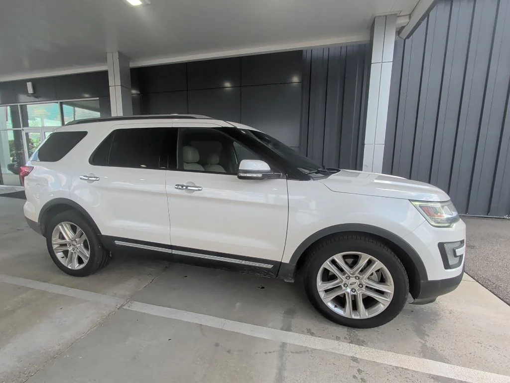 Used 2017 White Ford Limited image 4