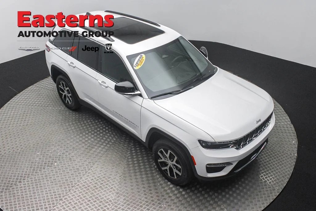 Used 2025 White Jeep Limited image 3