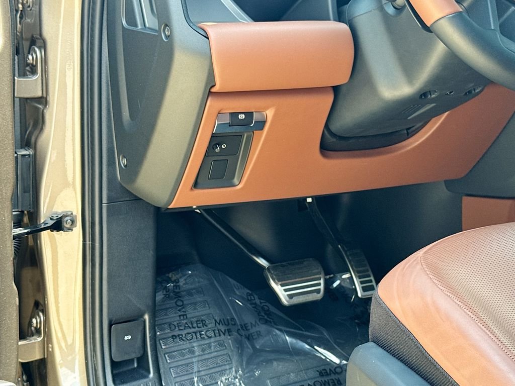 Used 2025  Land Rover OCTA image 17